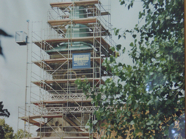 Sondergerüst: Kirche in Bischdorf in Sachsen.